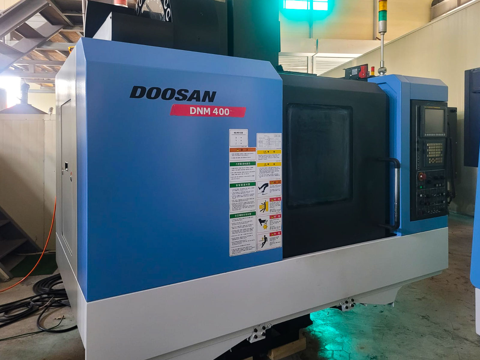 2012 DOOSAN DNM 400 Vertical machining center